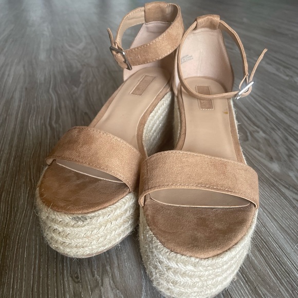 Forever 21 Tan Suede Platforms - Picture 2 of 3